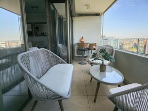 Depto Premium a pasos del Parque Arauco con aire acondicionado y piscina