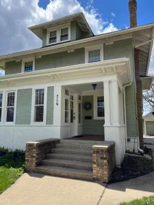 CRAFTSMAN'S MAIN FLOOR with huge DECK!