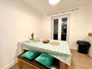 Churchill House 3 Bedroom Sleeps 6 Free Parking