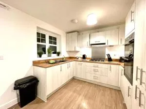 Churchill House 3 Bedroom Sleeps 6 Free Parking - Leigh