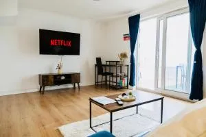 Entire 3 Bed House near Manchester Airport, Short drive to Motorways, Old Trafford, Altrincham and Wythenshawe Hospitals - Baguley