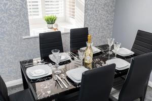 Cozy 2 Bed Apartment - Unlimited Wi-Fi - Free Parking - Sleeps 6 - By Old Trafford