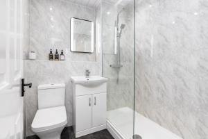 Cozy 2 Bed Apartment - Unlimited Wi-Fi - Free Parking - Sleeps 6 - By Old Trafford