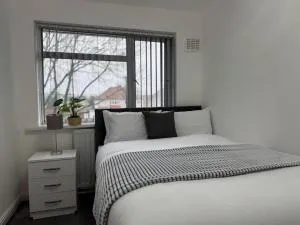 4 Beds House for Families & Contractors with Free Parking - 布罗姆斯格罗夫