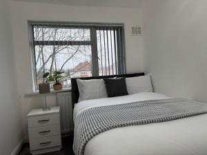 4 Beds House for Families & Contractors with Free Parking