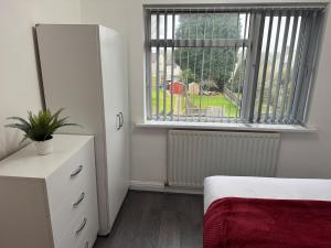 4 Beds House for Families & Contractors with Free Parking