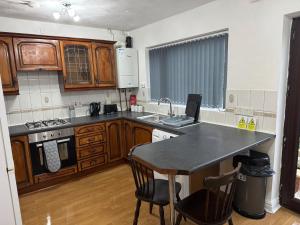 4 Beds House for Families & Contractors with Free Parking