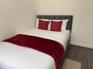 4 Beds House for Families & Contractors with Free Parking