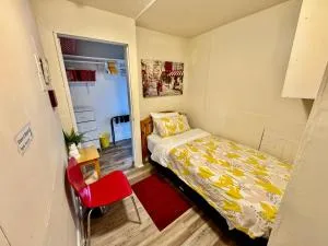 Tiny Private Room at the Upper Level of a Big House with Shared Bathroom - Glendale