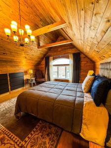 THE LOFT 3 level urban cabin with a HUGE patio!