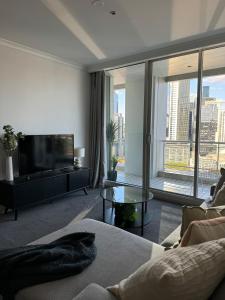 On RIVER - 2bed appt, free park