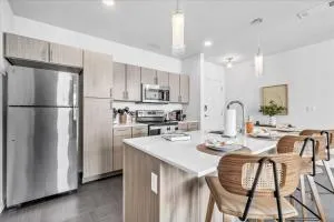 Pinnacle Heights 1Bdrm 2nd flr Pool Fitness Center Yoga Studio Dog Spa - روجرز