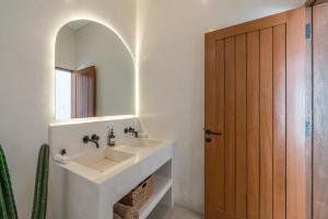 Halle - Tropical Elegance 2BR Villa - Steps from the Beach