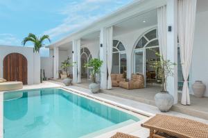 Halle - Tropical Elegance 2BR Villa - Steps from the Beach