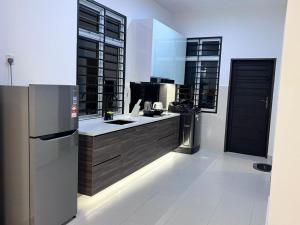 Senai 14pax The Joyous Home Pooltable nr Airport JPO by Ourstay