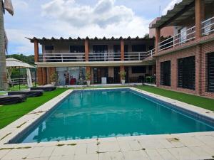 Chácara Ibiuna 9 Qts , Condominio, Pesqueiro, 27 pessoas