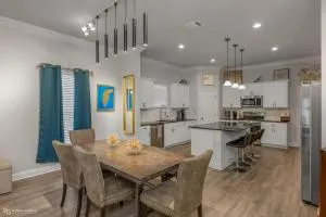 Modern Regional Art Gallery Home - Spacious & New! Tv in each room - Flournoy