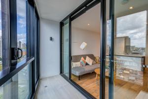 Skyline Haven, Luxe 2BR with Pool & Gym in Fortitude Valley