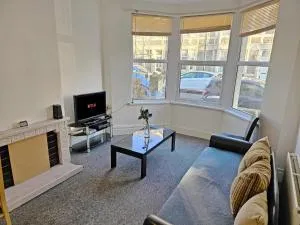 Modern 6-BR Home with FREE Parking & WIFI - Mangotsfield