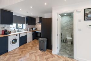 Chic Urban Haven with Double Bed House