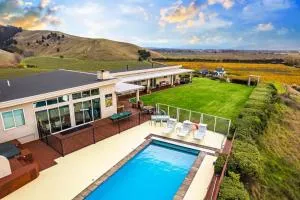 Chagall Suite in an 6-bedroom luxury villa - Lower Dashwood