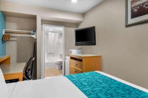 Business Queen Room with Partial Ocean View - Non-Smoking room in Howard Johnson by Wyndham Santa Cruz Beach Boardwalk