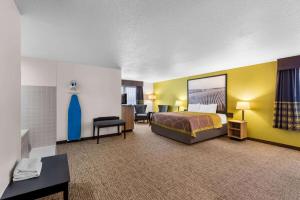 Premier King Suite - Non-Smoking room in Super 8 by Wyndham Oelwein