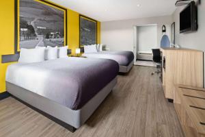 Queen Room with Two Queen Beds - Smoking room in Forest Hill Inn Hazleton