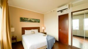 1BR Queen Bed at Marina Ancol Apartment near Dufan By Travelio
