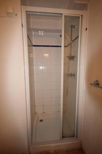 Villa dangle pour 6 personnes, 3 chambres à létage, résidence LES MARINES avec piscine commune, 200m de la mer à Portiragnes plage LRMA65B