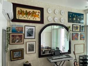 1-BR spacious lofted apartment near BGC Taguig City (THR105)