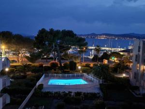 Beau 65 M2 en Front de Mer à St Raphaël - Piscine