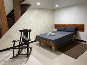 1-BR spacious lofted apartment near BGC Taguig City (THR105)