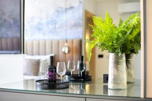 Fly Room - S1 - MPolo