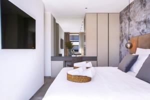 Fly Room - S2 - MPolo