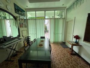 1-BR spacious lofted apartment near BGC Taguig City (THR105)