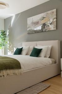 Stylish Lakeside Home 3