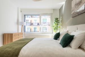 Stylish Lakeside Home 3