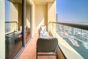 High Floor 2BR With a View of the Dubai Marina Canal Steps Away From the Beach , Shams 1, JBR by Deluxe Holiday Homes