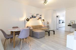 Lovely House By Mary SuperCentral and Parking