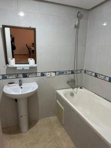 Le Central Hivernage 8-37-44 face gare CTM et a 10mn de laéroport