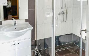 Gorgeous Apartment In Privlaka
