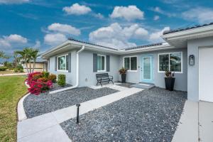 Villa Capri-Waterfront- Free Amenities-Heated Pool-Beach and Fishing Gear