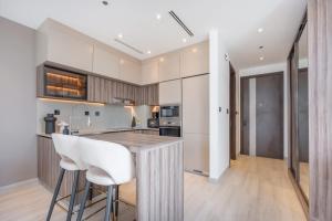 Free housekeeping visits during your stay - StayShort - Sleek Studio in Jumeirah Village Triangle