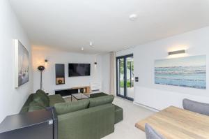 Azure Heaven Apartment w heated pool