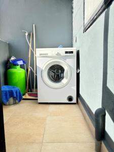 Spacious 1-Bedroom Retreat Cafés, Wine Bars & Old Town at Your Doorstep