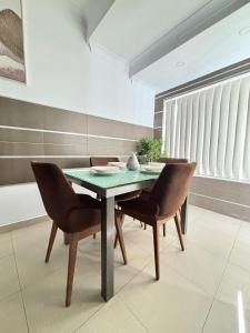 Spacious 1-Bedroom Retreat Cafés, Wine Bars & Old Town at Your Doorstep