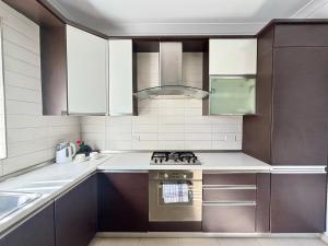 Spacious 1-Bedroom Retreat Cafés, Wine Bars & Old Town at Your Doorstep