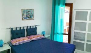 A window on the saline beach img15