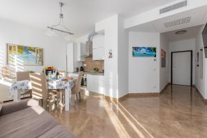GuestHost - Seaside Apartment with swimming pool and parking